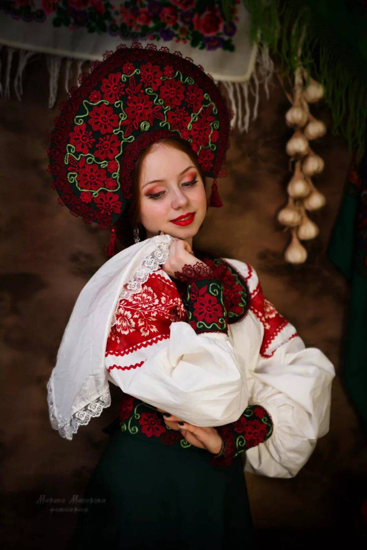 Women in Slavic costumes underwear in Santiago de Cuba