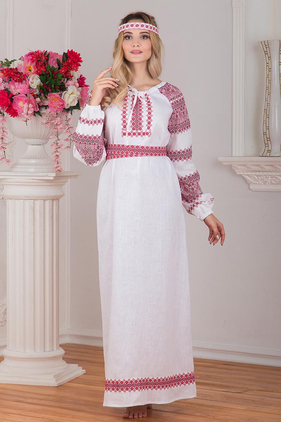 Women in Slavic costumes in Santiago de Cuba