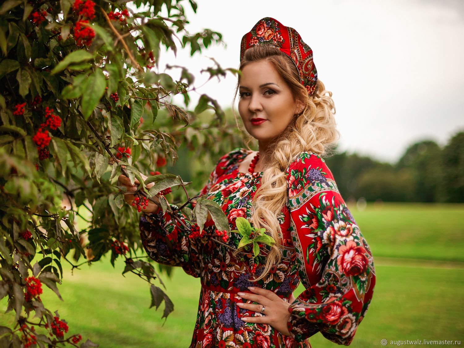 Women in Slavic costumes in Santiago de Cuba