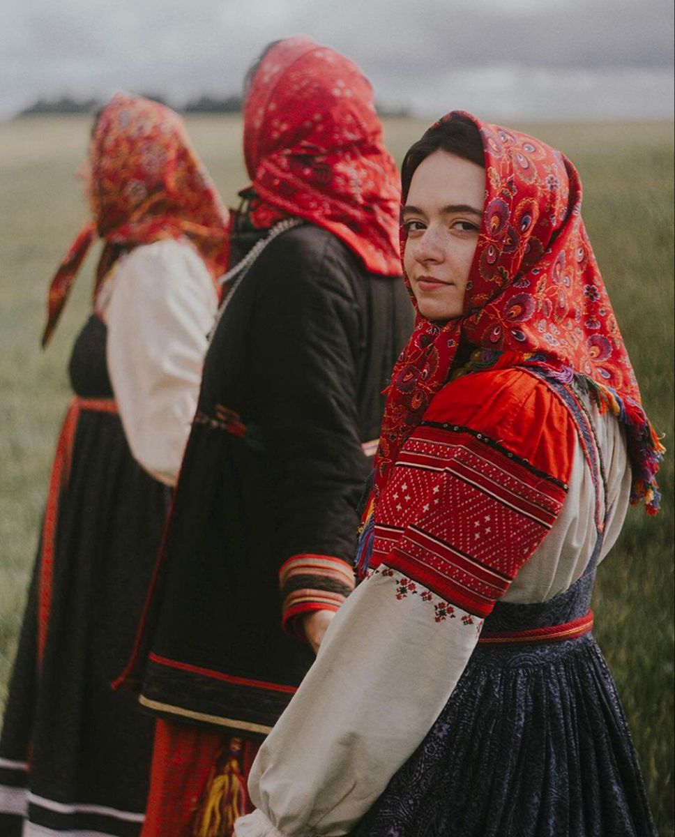 Women in Slavic costumes in Santiago de Cuba