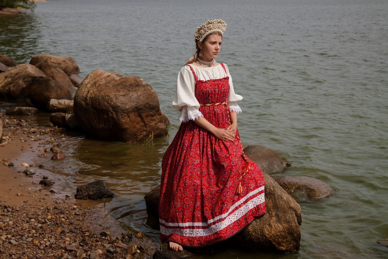 Women in Slavic costumes in Santiago de Cuba