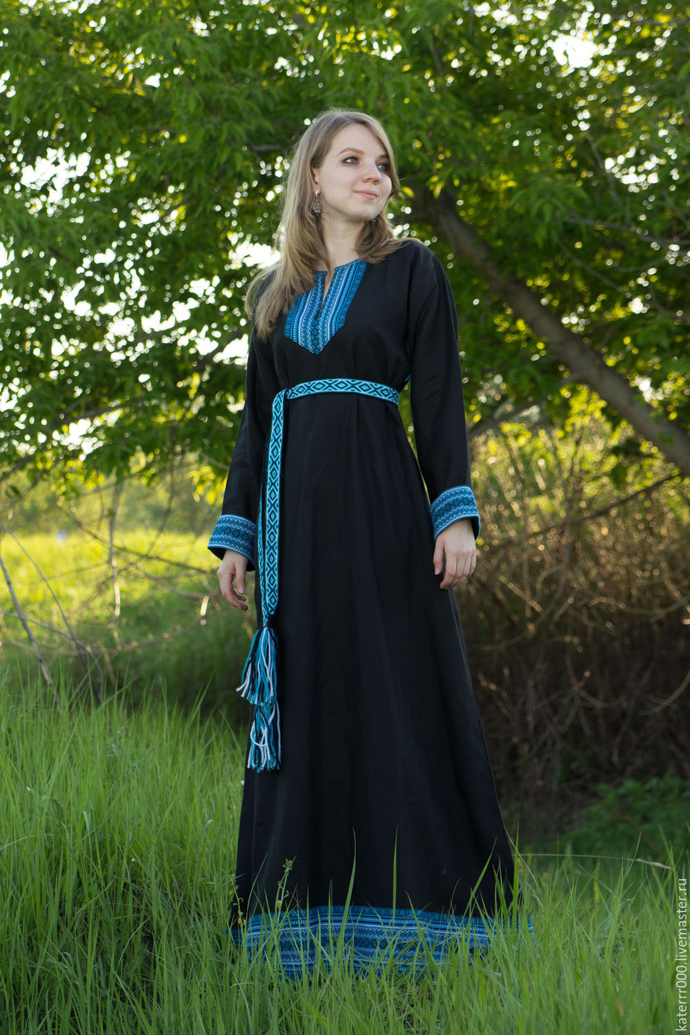 Women in Slavic costumes in Santiago de Cuba