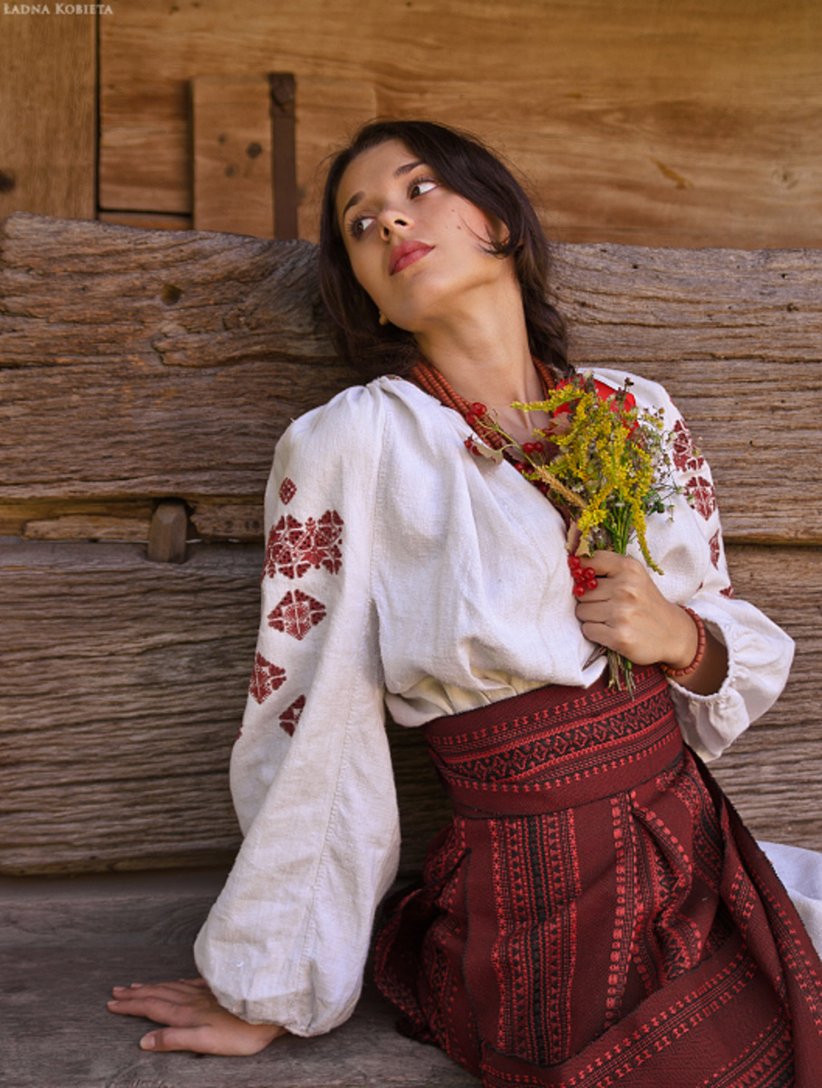Girls in Slavic costumes in Santiago de Cuba