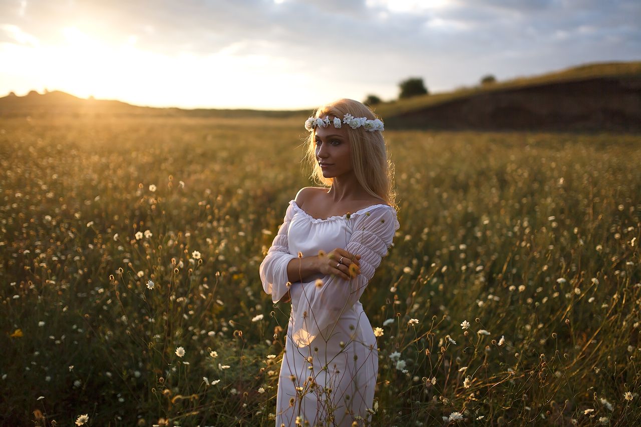 Girls in Slavic costumes in Santiago de Cuba
