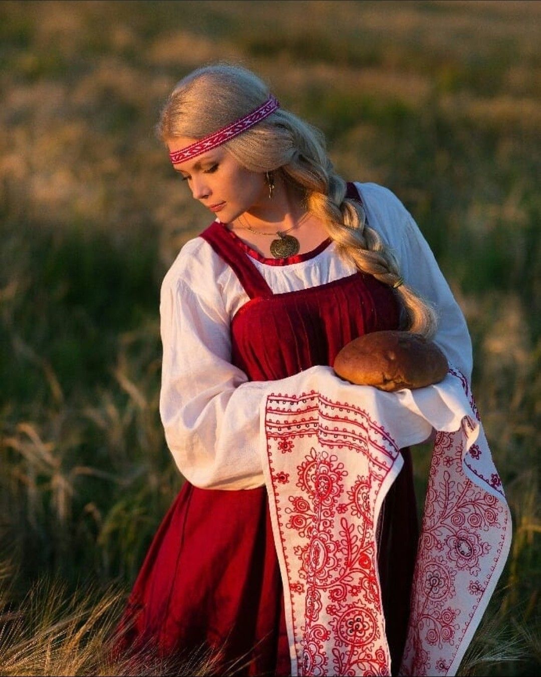 Girls in Slavic costumes in Santiago de Cuba