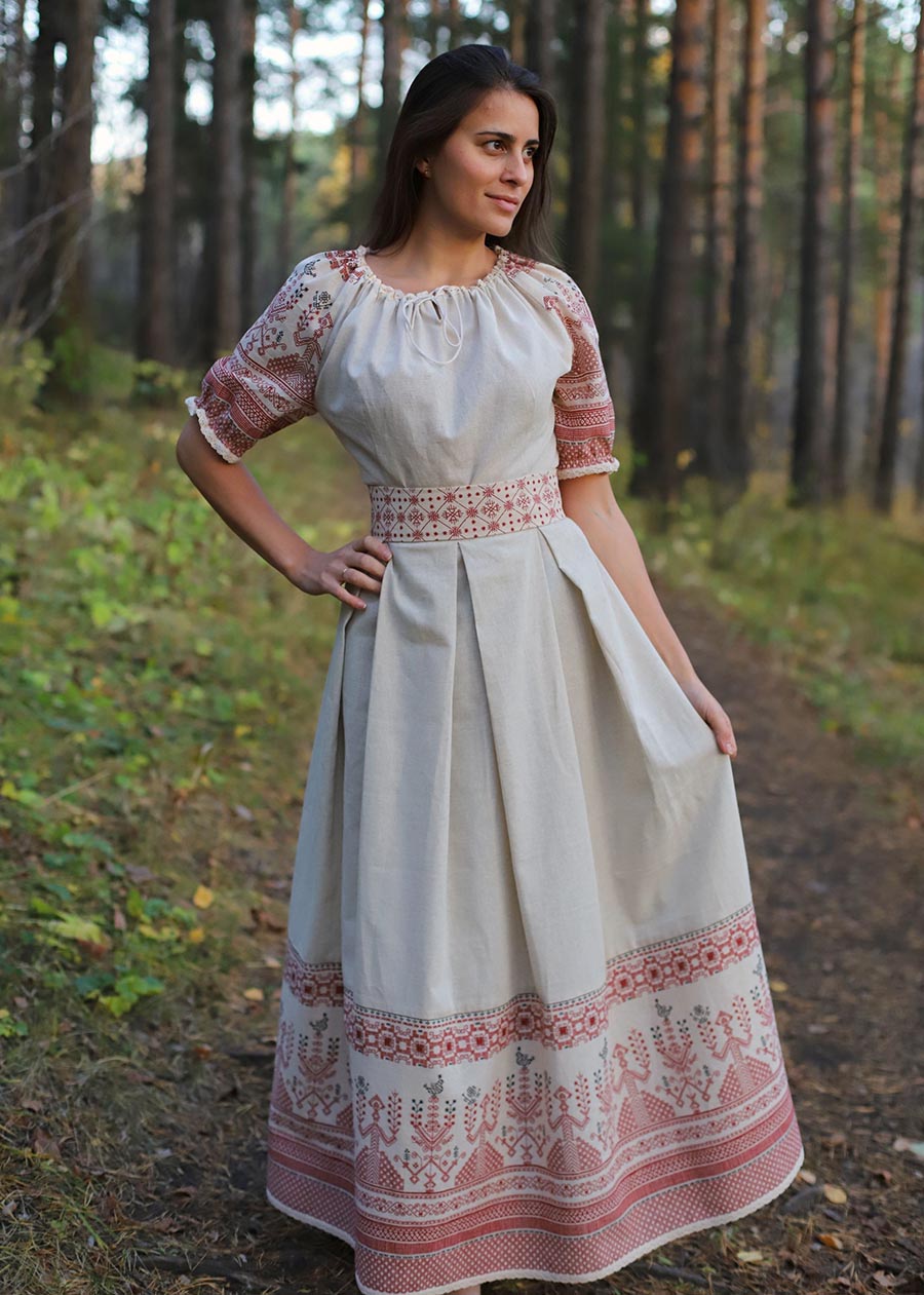 Girls in Slavic costumes in Santiago de Cuba