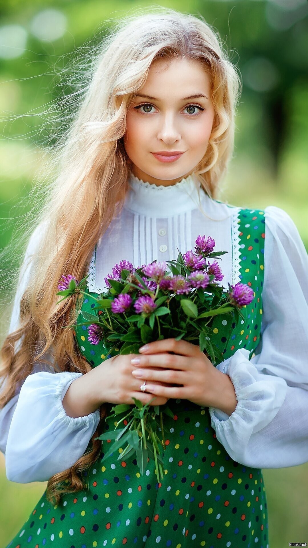 Girls in Slavic costumes in Santiago de Cuba