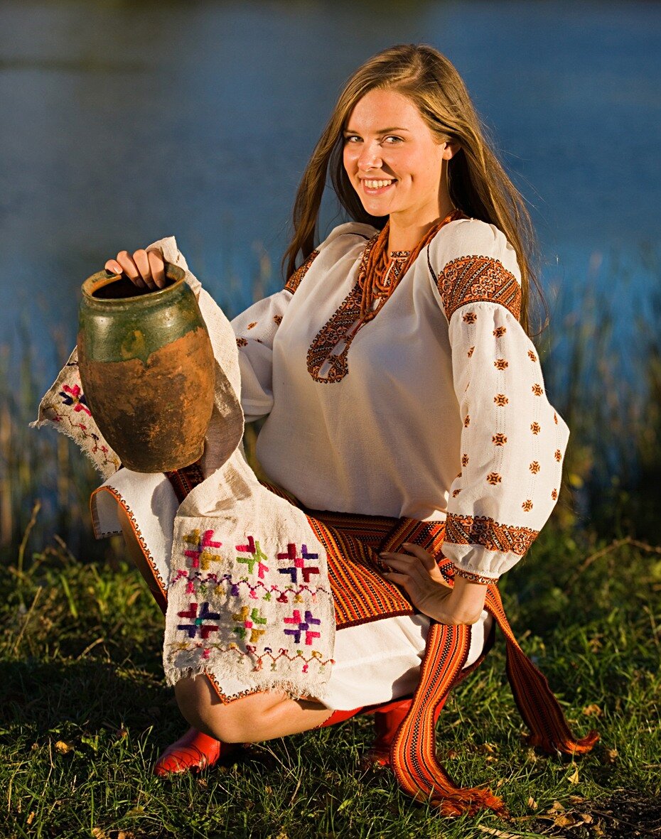Girls in Slavic costumes in Santiago de Cuba